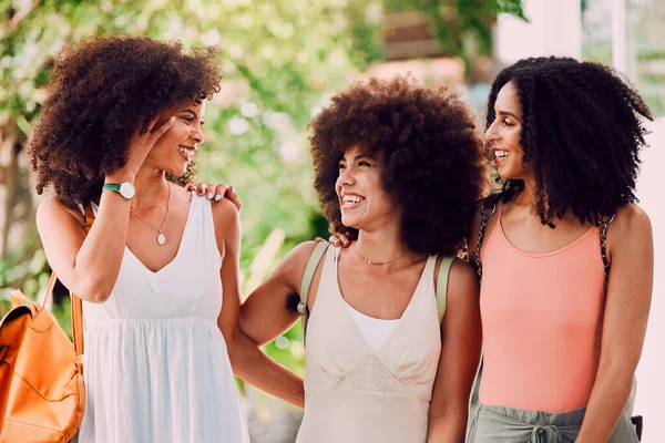 Kız Arkadaşlar Siyahi Kadınlar Arkadaşlarıyla Dışarıda Mutlu Bir Kucaklaşma Komik — Stok fotoğraf