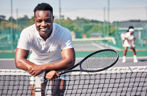 Τένις Fitness Portrait Μαύρος Άνδρας Χαμόγελο Για Προπόνηση Κίνητρο Άθληση — Φωτογραφία Αρχείου
