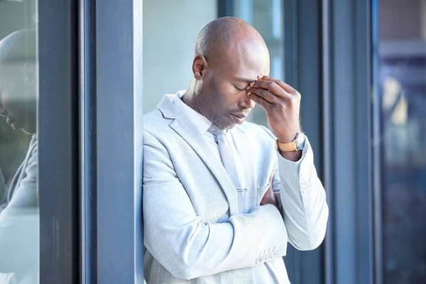 オフィスの外でストレス 疲れているアフリカのビジネスマンは仕事を休んでいます 都市部の彼の職場で残業を働いている不満 燃え尽きると過労のプロのマネージャー — ストック写真