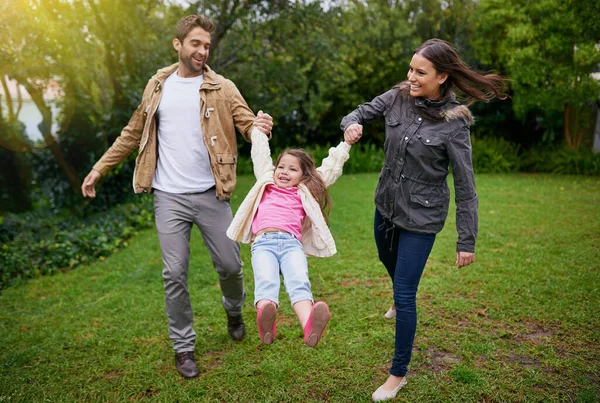 ママとパパと楽しんでる 公園で一日を楽しむ3人の若い家族が — ストック写真