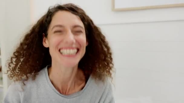 Mutlu Gülümse Bir Kadınla Yatak Odasında Sabah Uyanmak Için Yastık — Stok video