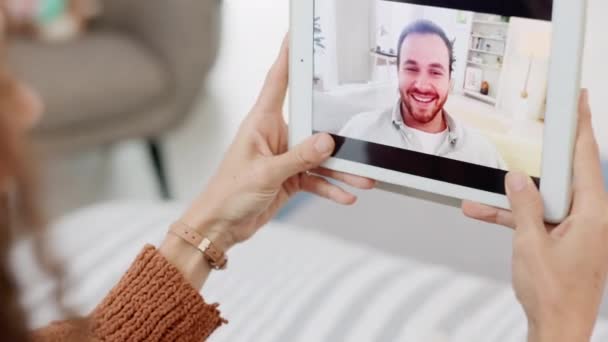 남성간의 대화에서 비디오 의사소통 태블릿 온라인 에서의 디지털 남녀가 만나서 — 비디오