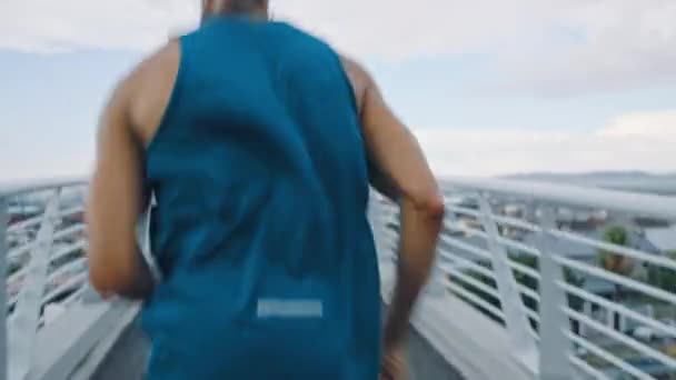 Fitness Miasto Człowiek Biegający Mostku Ćwiczeniach Cardio Lub Treningu Maratonu — Wideo stockowe