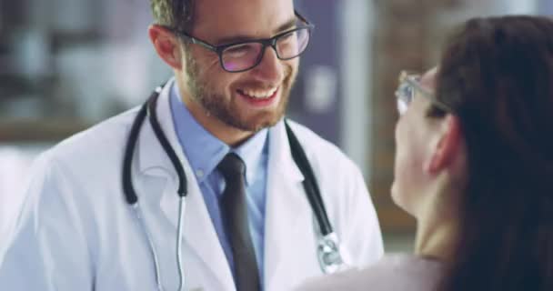 Lekarz Doradztwo Pacjenta Komunikacji Opieki Zdrowotnej Dyskusji Uśmiechem Wyniki Zaufanie — Wideo stockowe