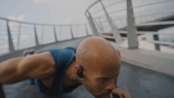 Empurre Para Cima Homem Negro Fitness Cidade Exercício Desafio Foco — Vídeo de Stock