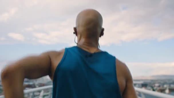 Czarny Człowiek Biegacz Fitness Biegnie Przez Miasto Ćwiczenia Cardio Podczas — Wideo stockowe