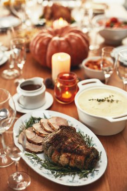 Şükran Günü, yemek ve et evdeki yemek masasında, Noel kutlaması için boş ev ya da restoran, akşam yemeği partisi ya da sağlıklı öğle yemeği. Yakınlaştırma, doku ve biftek dilimli bayram yemeği veya hindi..