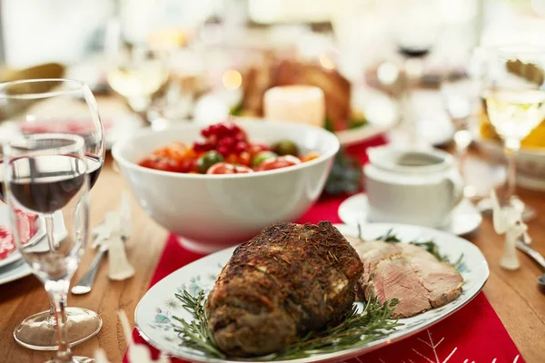 Hintergrund Roastbeef Und Erntedank Essen Auf Dem Esstisch Für Dinnerparty — Stockfoto