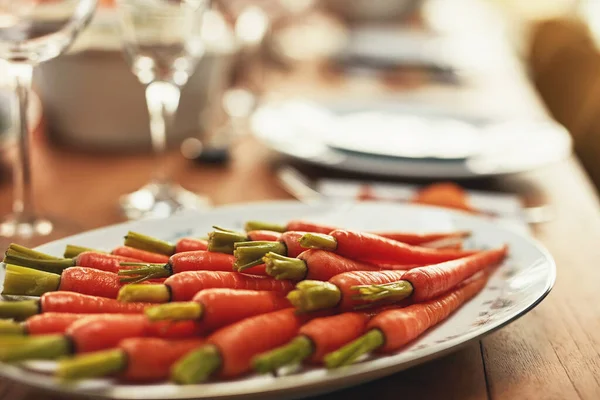 Ação Graças Cenouras Comida Com Prato Verduras Uma Mesa Jantar — Fotografia de Stock