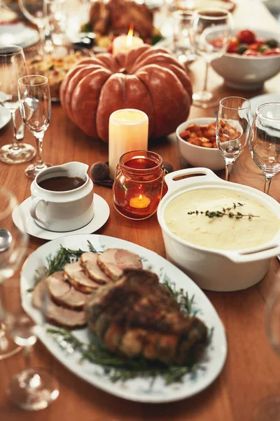 Weihnachten Tradition Und Mittagsfeier Mit Essen Auf Dem Esstisch Während — Stockfoto