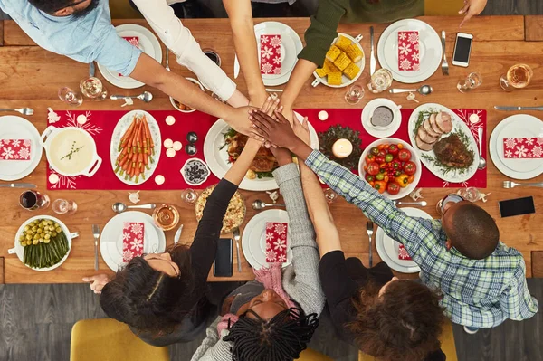 Kädet Yhtenäisyys Joulu Pöytä Kattaus Päivälliselle Tai Juhla Jopa Ystävien — kuvapankkivalokuva