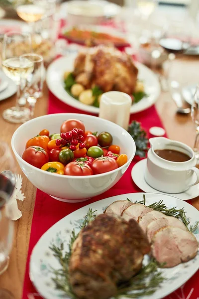 Jedzenie Świąteczne Pieczeń Wołowa Lub Warzywa Pomidorowe Stole Jadalnym Pustym — Zdjęcie stockowe