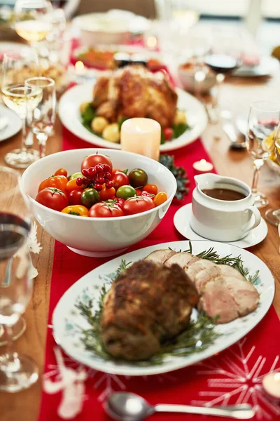 Natale Cena Cibo Tavolo Festa Con Arrosto Carne Verdure Casa — Foto Stock
