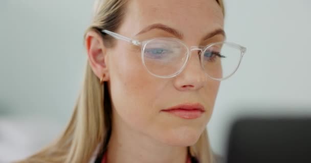 Počítač Brýle Business Woman Výzkum Analýza Dat Čtení Mailové Komunikace — Stock video