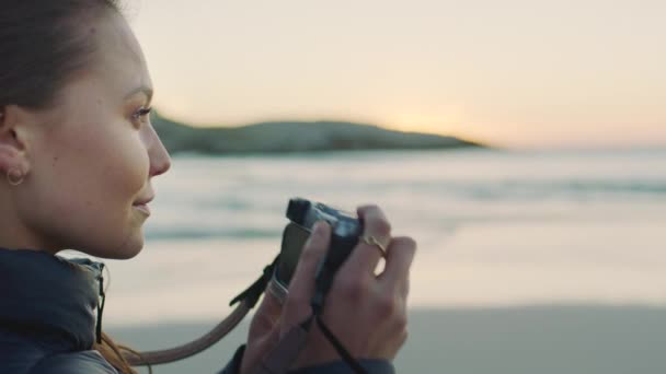 カメラ ビーチ または休暇の屋外での眺め 女性と写真家 女性は 画像や観光客の海岸線と風光明媚な海辺の休日 平和的または自然 旅行や幸福をキャプチャします — ストック動画