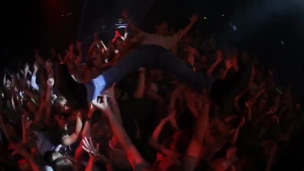 Koncert Surfing Tłumu Zabawa Człowiekiem Występie Muzycznym Nocy Fanami Zespołem — Wideo stockowe