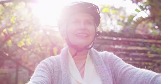 Happy Senior Vrouw Fietstocht Een Park Met Helm Ontspannen Glimlachen — Stockvideo
