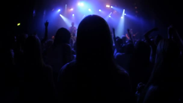 Konser Grup Dans Kalabalığı Canlı Müzik Sahnesinde Parlak Işıklarla Birlikte — Stok video
