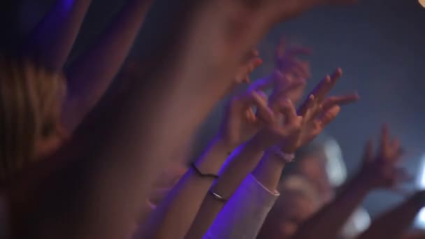 音乐会上的音乐 派对和人群的手 为摇滚 迪斯科和能量欢呼庆祝 舞蹈和掌声 在社交活动 演艺表演和狂欢作乐中与观众分享 — 图库视频影像