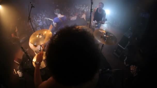 Koncert Rockowy Perkusista Zespół Festiwalu Muzycznym Rosnącymi Fanami Publicznością Podczas — Wideo stockowe