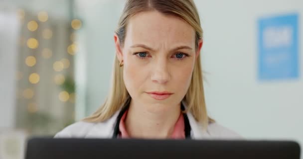 Lettura Computer Assistenza Sanitaria Con Una Donna Medico Fare Una — Video Stock