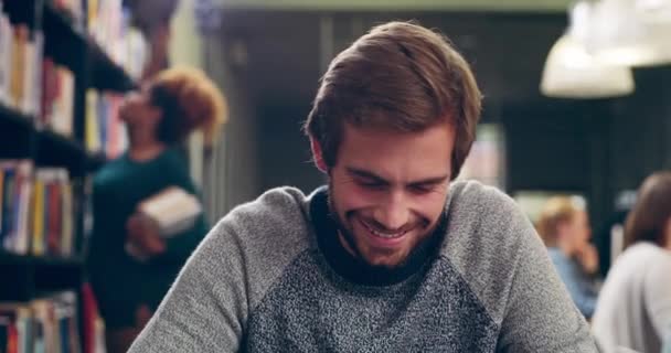 Muž Studentská Tvář Univerzitní Knihovně Pro Studium Šťastný Úspěšný Úsměvem — Stock video