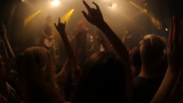Koncert Muzyczny Tłum Ludzie Imprezie Dopingujący Zespół Grający Muzykę Rockową — Wideo stockowe
