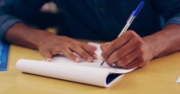 Escritura Cuaderno Pluma Para Notas Con Hombre Negro Estudiante Escritor — Vídeos de Stock