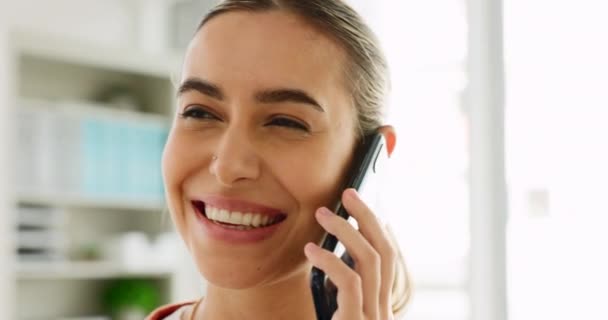 快乐的女人 电话和无线网络联系 在家里与人交流 交谈和交谈 在说话 闲聊或用智能手机聊天时面带微笑的女性 — 图库视频影像