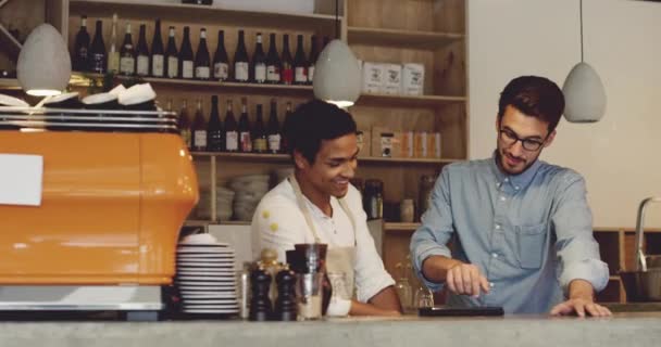 Café Tableta Gerente Hablando Con Camarero Para Entrenamiento Del Menú — Vídeos de Stock