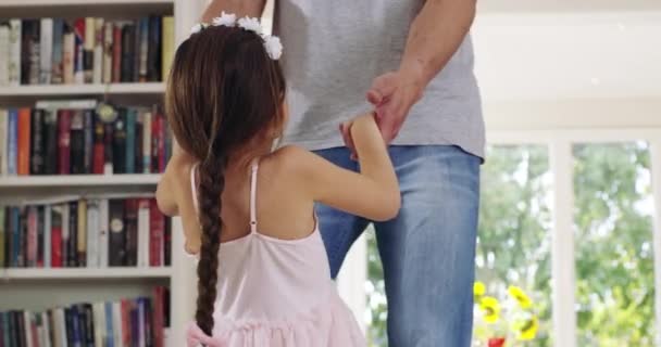 Dança Aprendizagem Feliz Com Pai Menina Sala Estar Para Apoio — Vídeo de Stock
