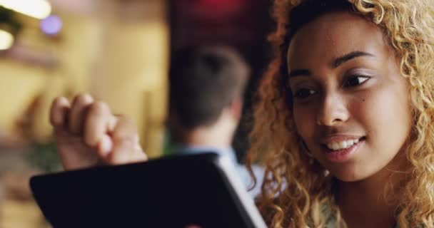 黑人妇女 平板电脑和社交媒体带着微笑在餐馆 咖啡馆或咖啡店浏览 自由数字营销专业 远程工作和浏览网络应用的无线网络连接 — 图库视频影像