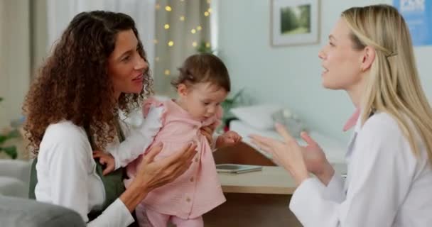 Médico Mãe Bebê Consulta Saúde Para Cuidados Bem Estar Escritório — Vídeo de Stock