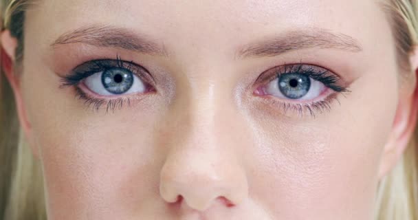 Wanita Kecantikan Dan Mata Menutup Untuk Visi Kesehatan Atau Lensa — Stok Video