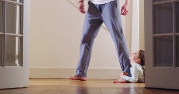 Πάτωμα Μπαμπάς Και Παιδί Κρατώντας Πόδι Πρωί Πριν Από Δουλειά — Αρχείο Βίντεο