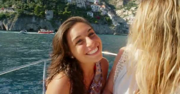 Petualangan Teman Teman Dan Wanita Selfie Untuk Perjalanan Blog Perjalanan — Stok Video