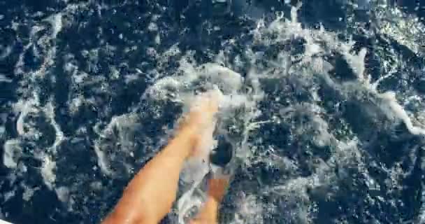 Natureza Mulher Barco Pés Água Para Relaxar Ondas Nas Férias — Vídeo de Stock