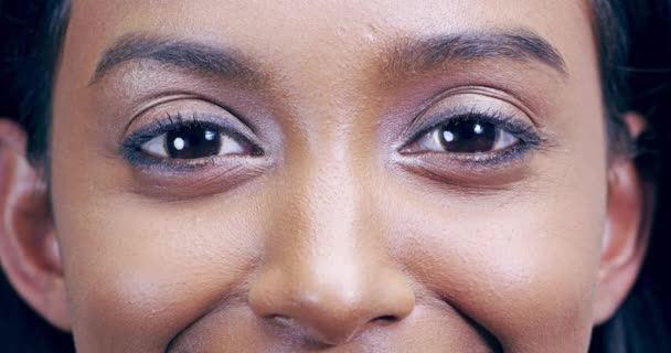 Счастливый Портрет Глаза Индийская Женщина Открытом Воздухе Зрения Здоровья Хорошего — стоковое видео