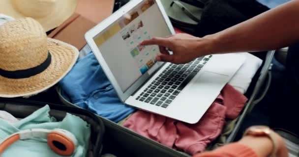 Ζευγάρι Laptop Σχεδιάζοντας Ταξιδιωτική Βαλίτσα Για Διακοπές Διακοπές Τοποθεσία Διαφυγής — Αρχείο Βίντεο