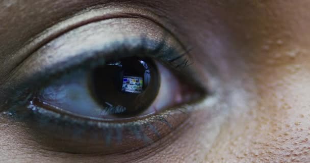 Schwarze Frau Auge Und Computer Überwachen Reflexion Zum Lesen Von — Stockvideo