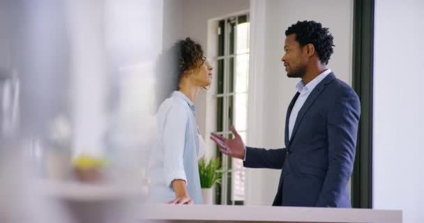 黑人夫妻 在家里一起战斗和压力 同时对欺骗感到沮丧 悲伤和愤怒 黑人女人和离婚的对话在厨房与婚姻 关系或失败后欺骗 — 图库视频影像