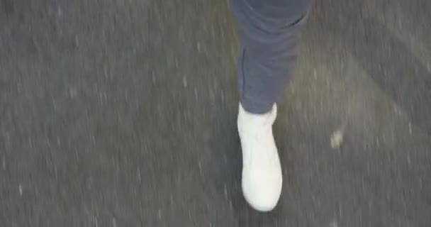 Zoom Pies Zapatos Caminando Calle Aire Libre Ciudad Urbana Desde — Vídeo de stock
