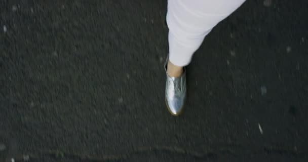 Skor Promenader Och Rörelse Med Kvinna Som Kliver Asfalterad Yta — Stockvideo