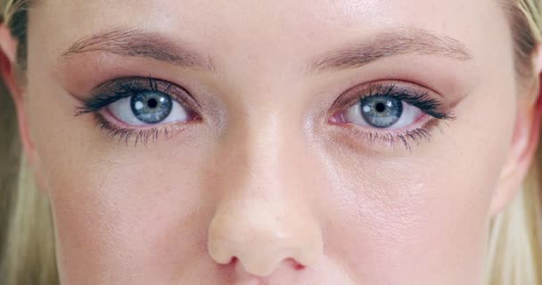 Modré Oči Žena Řasy Zoomem Obličeji Pro Vidění Zaostření Zrak — Stock video