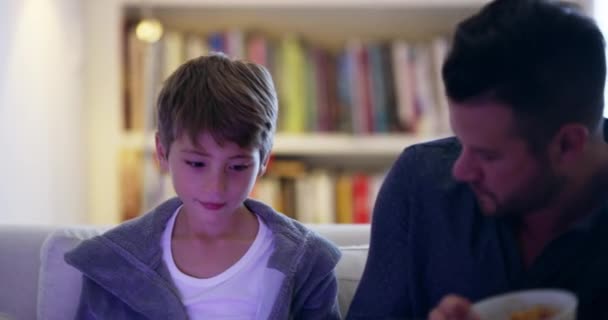 Kanepede Yemek Yemek Baba Çocuk Birlikte Oturma Odasında Yemek Yemek — Stok video