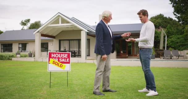 Mężczyźni Hipoteka Dom Nieruchomości Uścisk Dłoni Pośrednikiem Nieruchomości Dla Nowych — Wideo stockowe