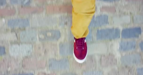 Sko Gange Håndholdt Bevegelse Med Mann Som Går Nærmere Ovenfra – stockvideo
