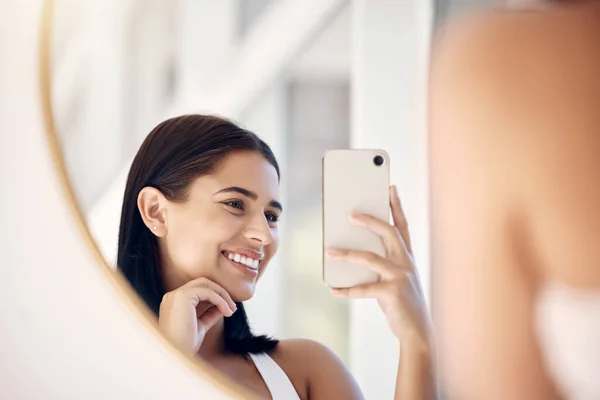 Telefon Szczęśliwy Selfie Kobiety Łazience Uśmiechem Naturalne Piękno Mediów Społecznościowych — Zdjęcie stockowe