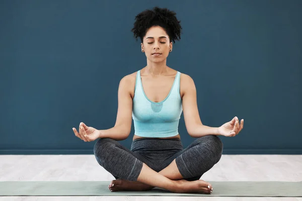 瑜珈和禅师的黑人妇女在一个健康和健康工作室的专注 一个运动员练习 祈祷和全面练习普拉提时 放松一下平和的心态和脉络 — 图库照片
