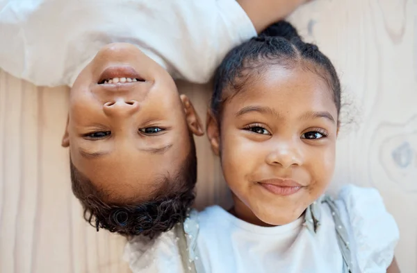 Aile Dostları Gülümseme Çocuk Portresi Evde Sevgi Mutluluk Sevgi Ile — Stok fotoğraf